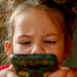 Não deixe seu filho no quarto ao celular
